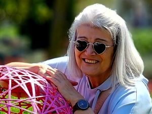 Marion mit Herzbrille bei Sonnenschein